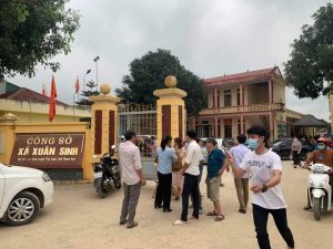 Người dân tập trung tại UBND xã Xuân Sinh (Thọ Xuân, Thanh Hoá) để tham gia phiên đấu giá đất tháng 4/2021