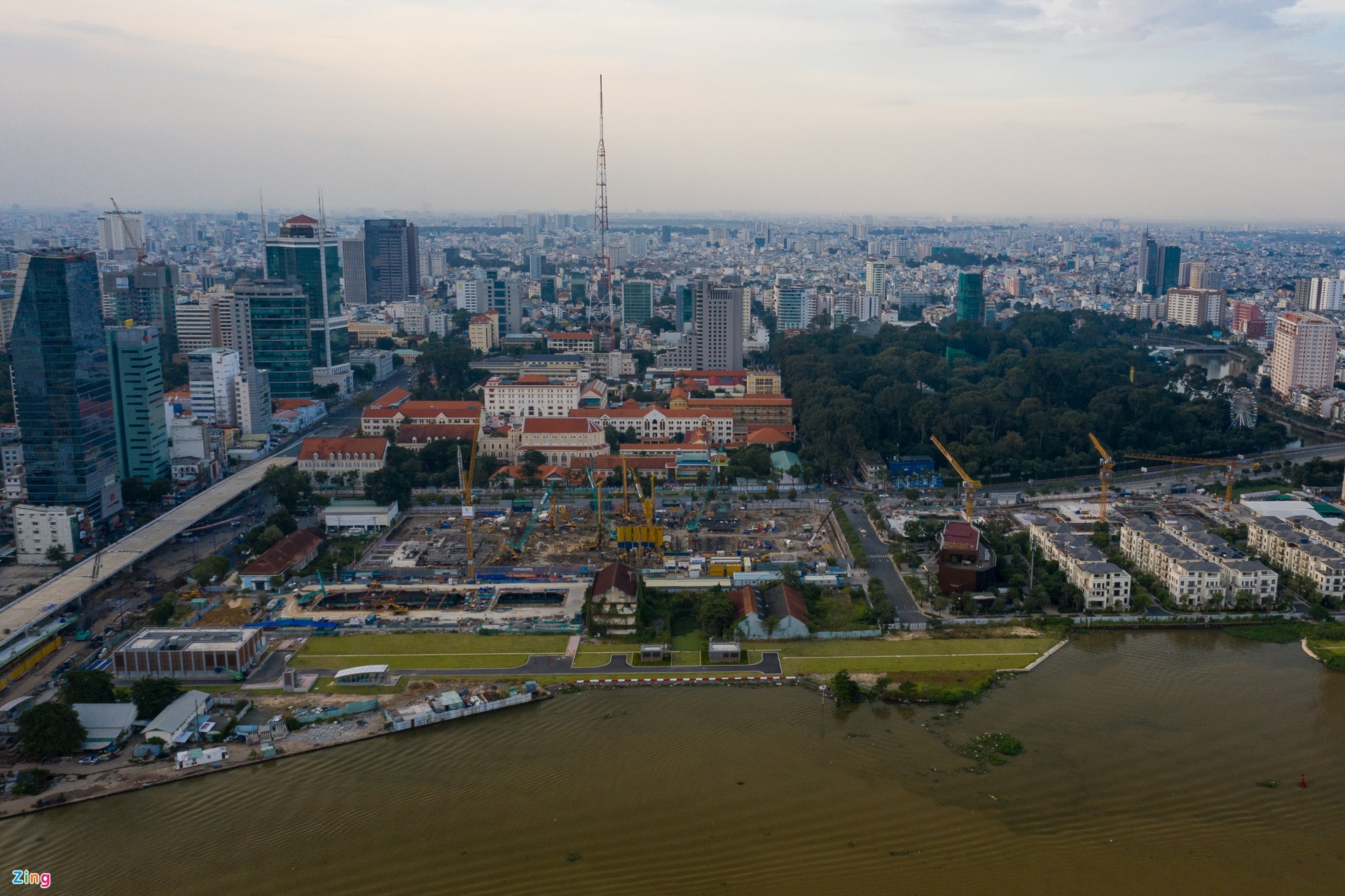 Quỹ đất đô thị để phát triển bất động sản tại TP.HCM và Hà Nội ngày càng hạn chế. Ảnh: Chí Hùng.