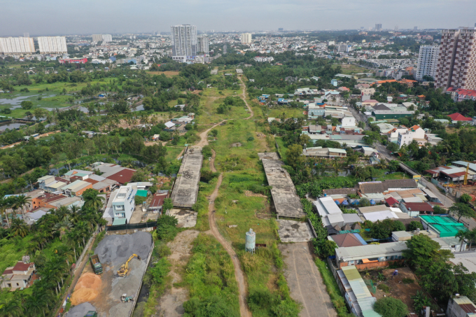 Công trường đoạn Vành đai 2 từ đường Phạm Văn Đồng đến nút giao Gò Dưa cuối năm 2021, sau khi dừng thi công.