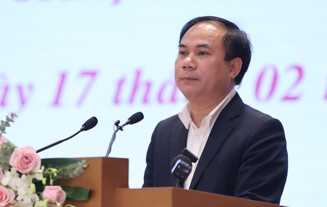 Thứ trưởng Bộ Xây dựng Nguyễn Văn Sinh báo cáo tại hội nghị (ảnh: Nhật Minh).